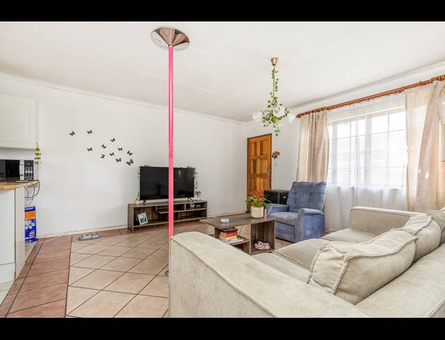 2 BEDROOM TOWNHOUSE RENTED IN WELTEVREDEN PARK
